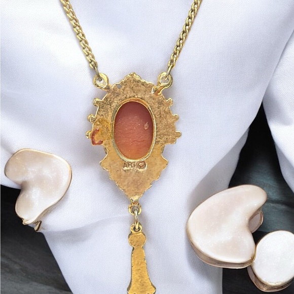 Vintage ART Arthur Pepper Gold Tone Resin Cameo Necklace 15” - Picture 4 of 10